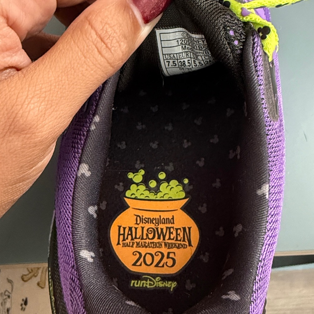 Brooks runDisney Halloween 2025 Ghost 17 - Picture 3 of 5